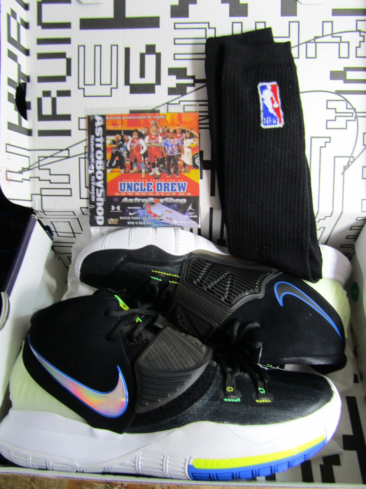KYRIE IRVING 6 GLOW IN THE DARK FOSFORECENTES EN CAJA