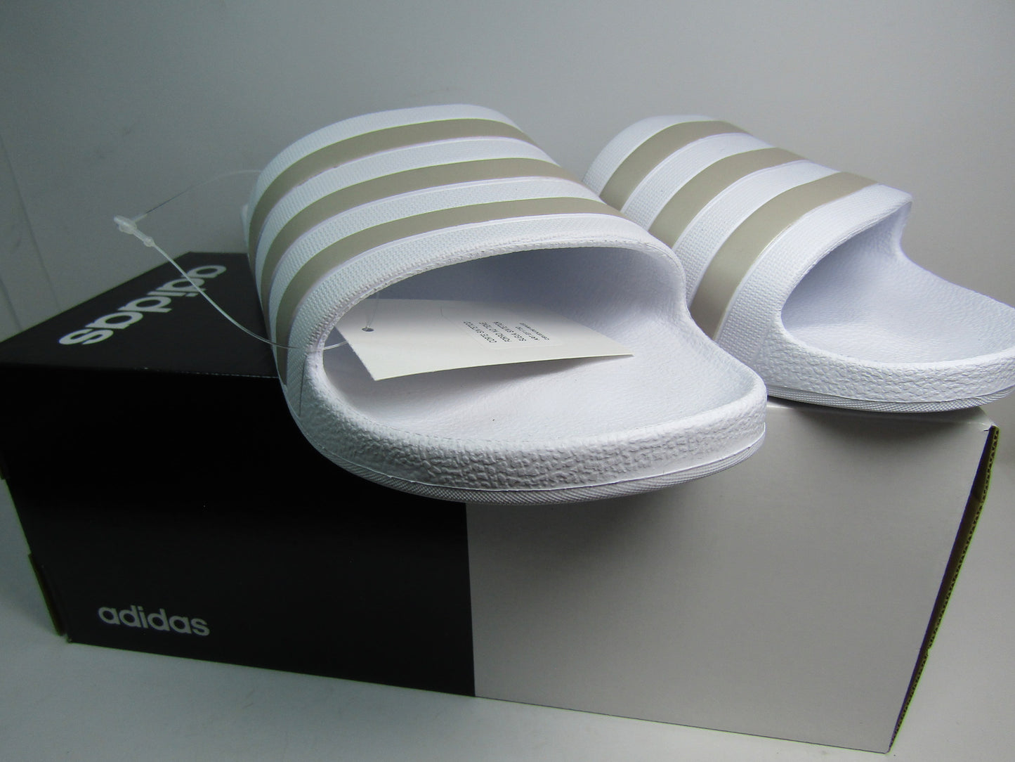 SANDALIAS ADILETTE AQUA SLIDE SILVER EN CAJA