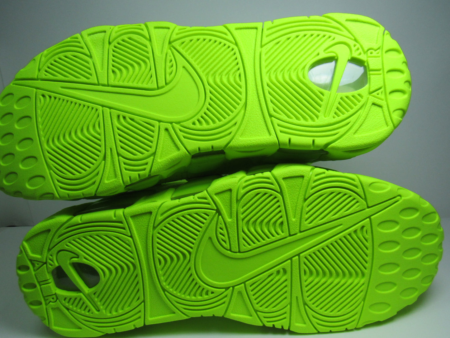 PIPPEN AIR MORE UPTEMPO VOLT EDITION EN CAJA