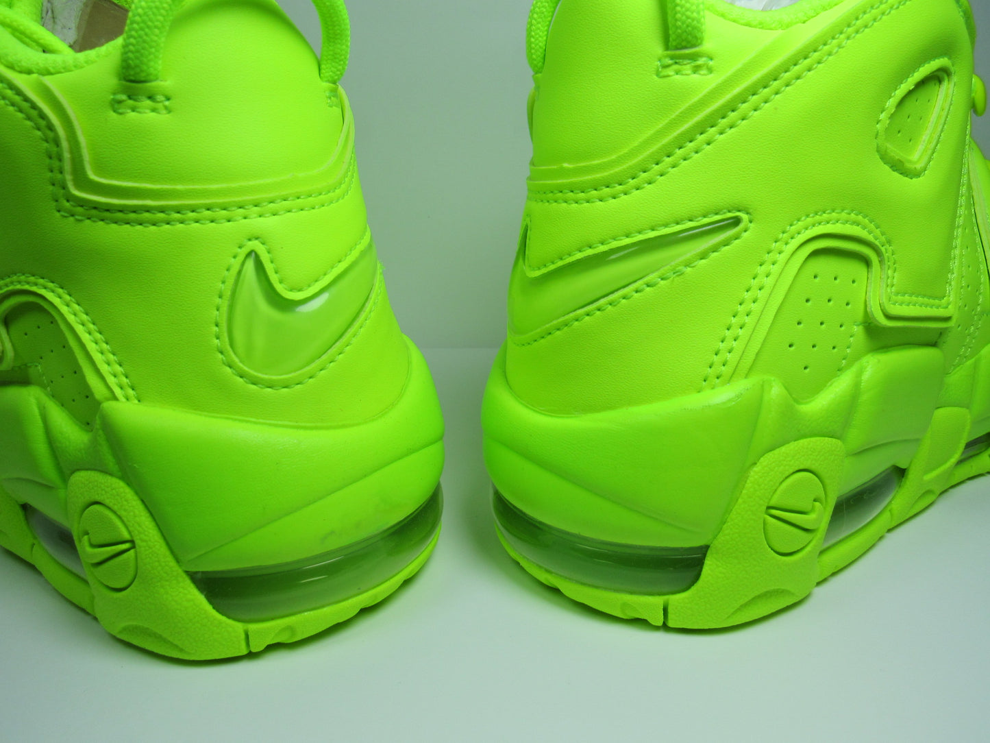 PIPPEN AIR MORE UPTEMPO VOLT EDITION EN CAJA