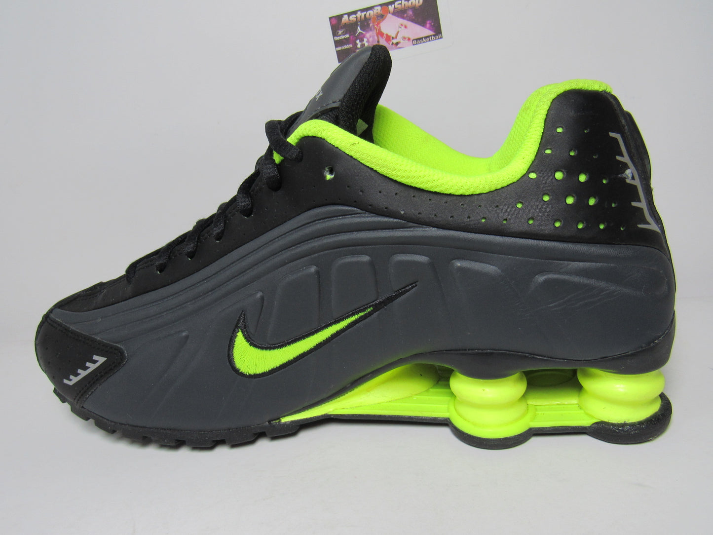 NIKE SHOX R4 BLACK VOLT EDITION