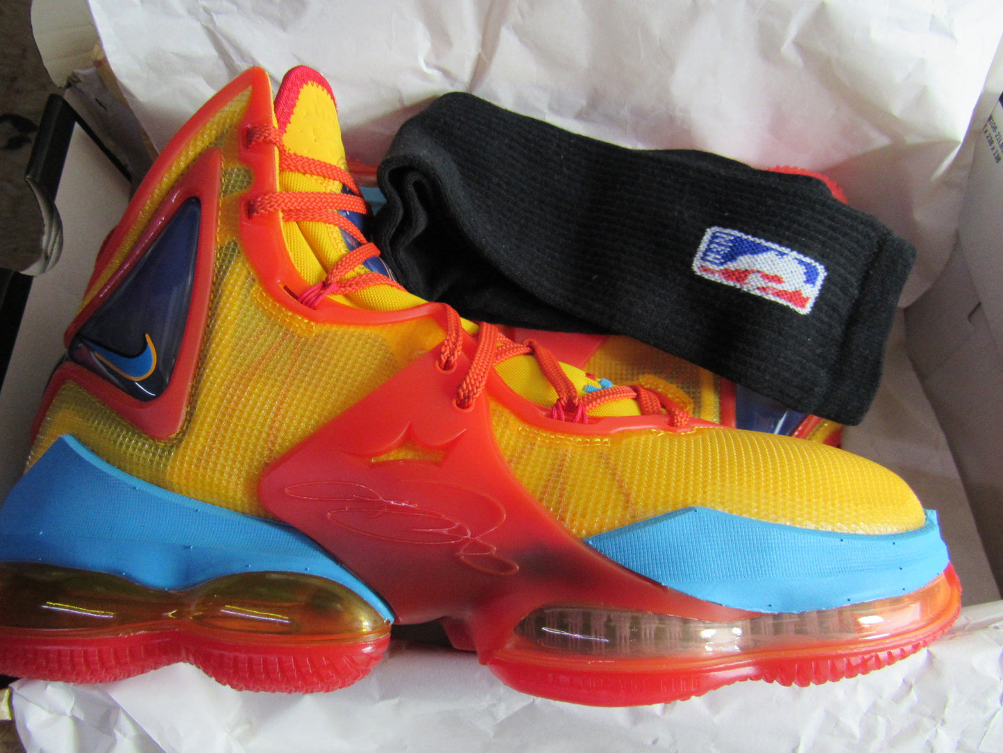 LEBRON 19 TUNE SQUAD SPACE JAM 2 EN CAJA