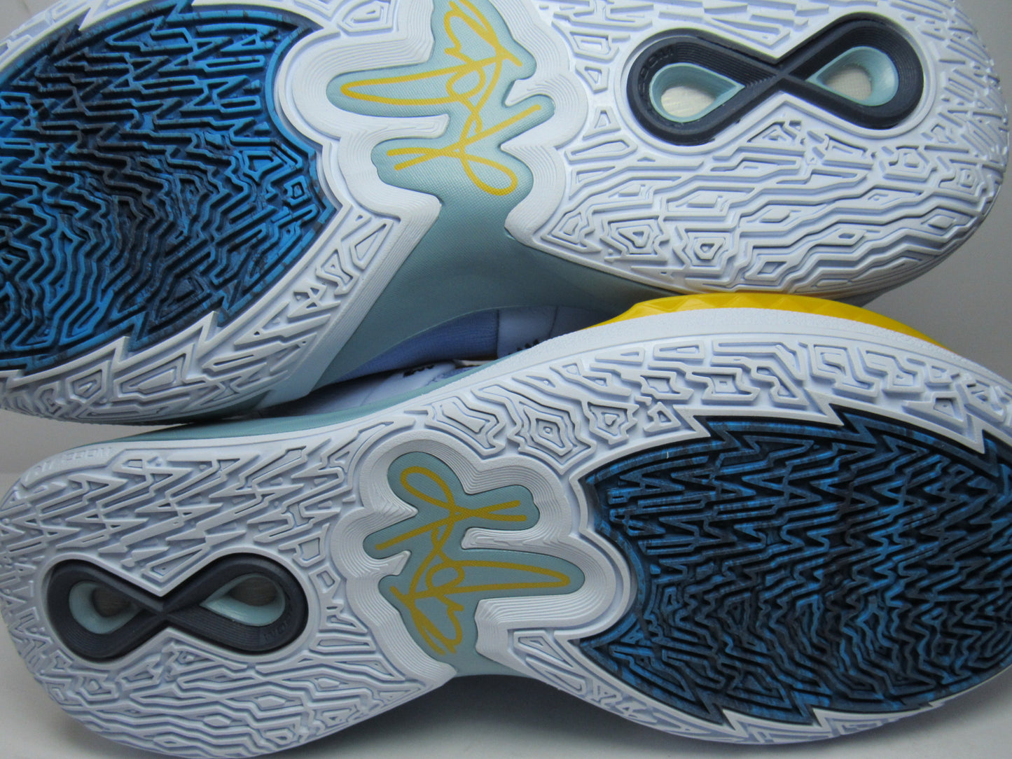 KYRIE IRVING INFINTY "FUTURE PAST" EN CAJA