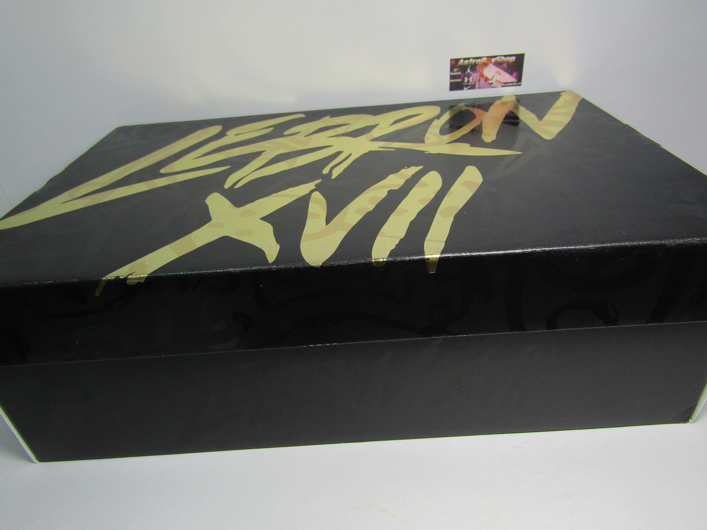 LEBRON 17 LOW GLOW IN THE DARK EDITION EN CAJA