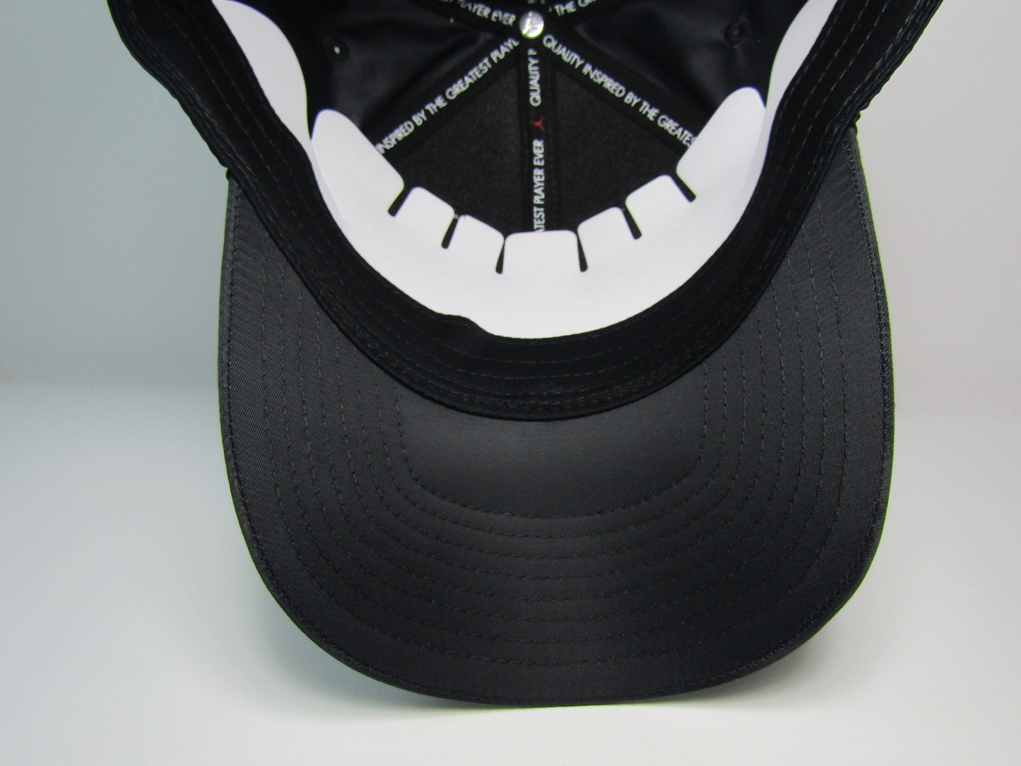 GORRA JORDAN CURVA ENGINERED 23 BLACK GOLD UNITALLA