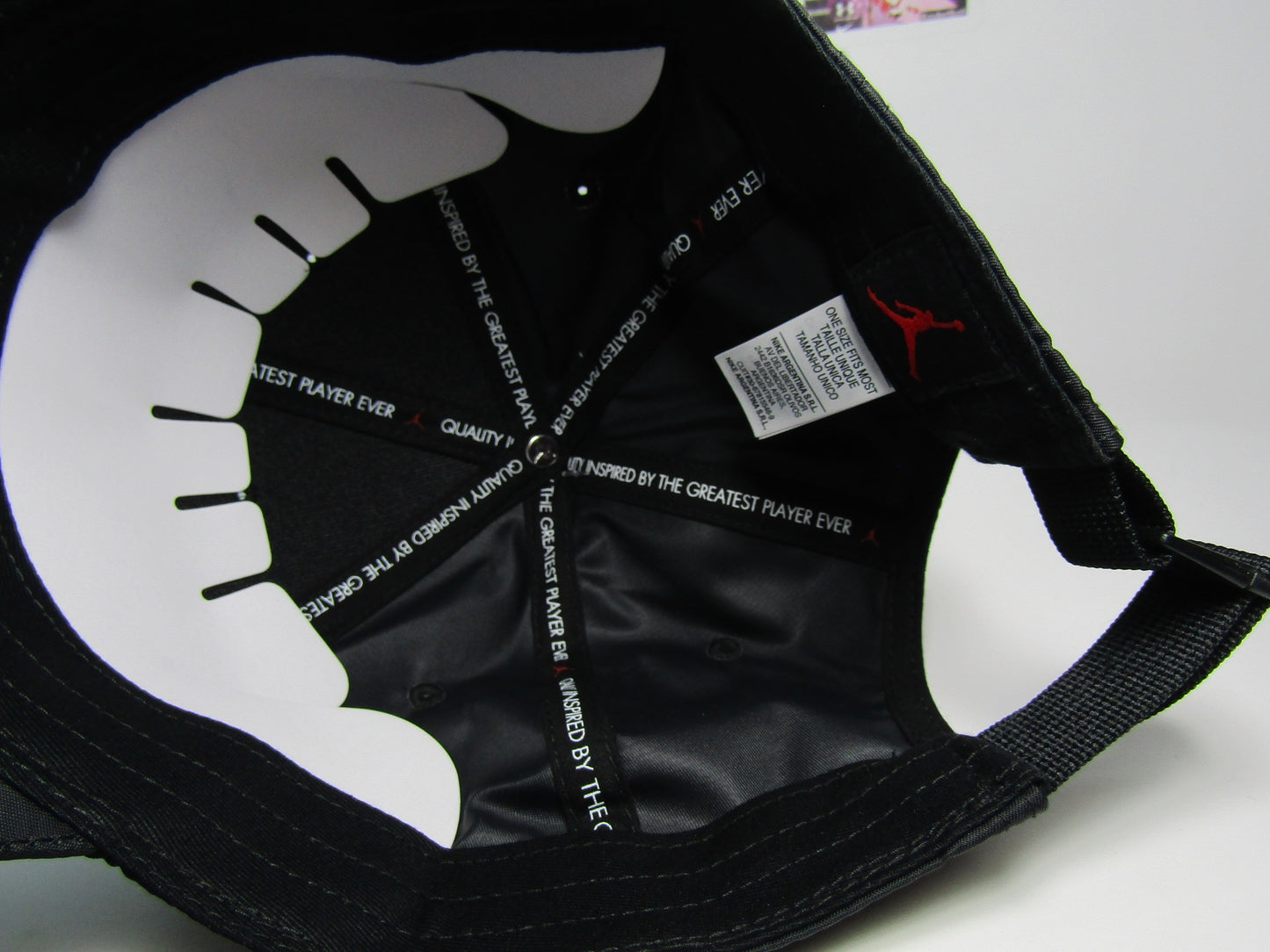 GORRA JORDAN CURVA ENGINERED 23 BLACK GOLD UNITALLA