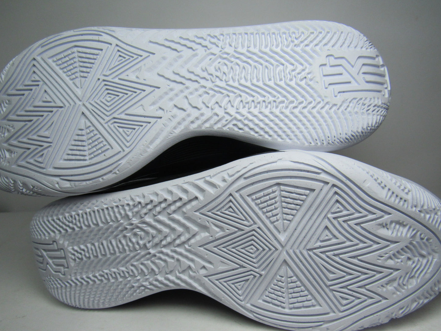 KYRIE IVING FLYTRAP 6 BLACK EN CAJA