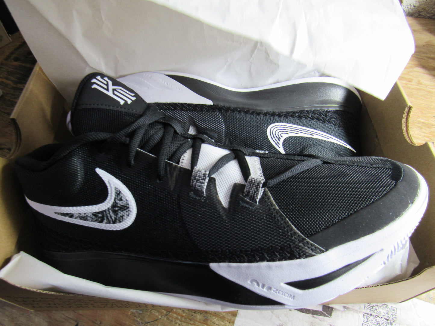 KYRIE IVING FLYTRAP 6 BLACK EN CAJA