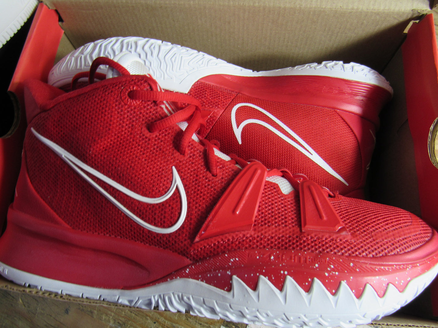 KYRIE IRVING 7 RED EN CAJA NIKE RED