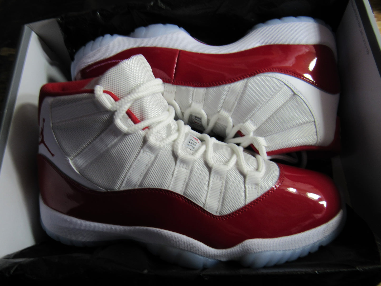 JORDAN 11 CHERRY EDITION EN CAJA