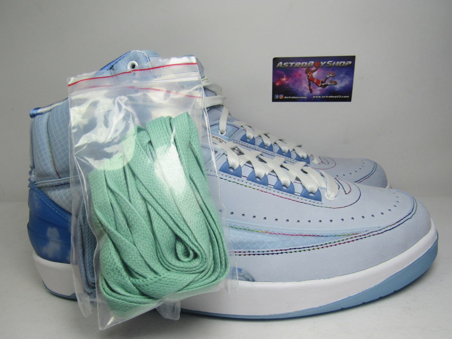 JORDAN 2 X J BALVIN FOSFORECENTES CON LUZ EN LENGUETA EN CAJA