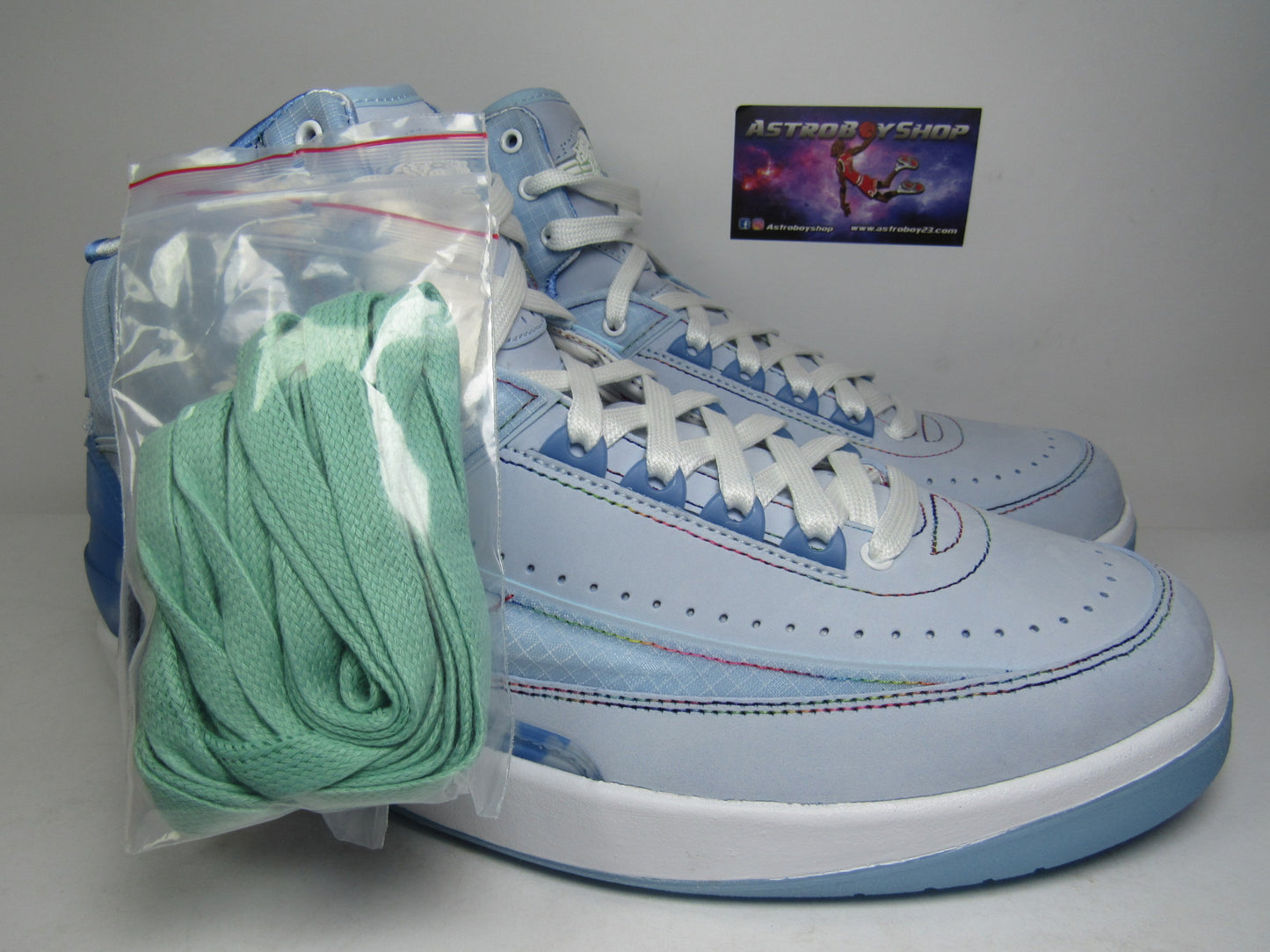 JORDAN 2 X J BALVIN FOSFORECENTES CON LUZ EN LENGUETA EN CAJA