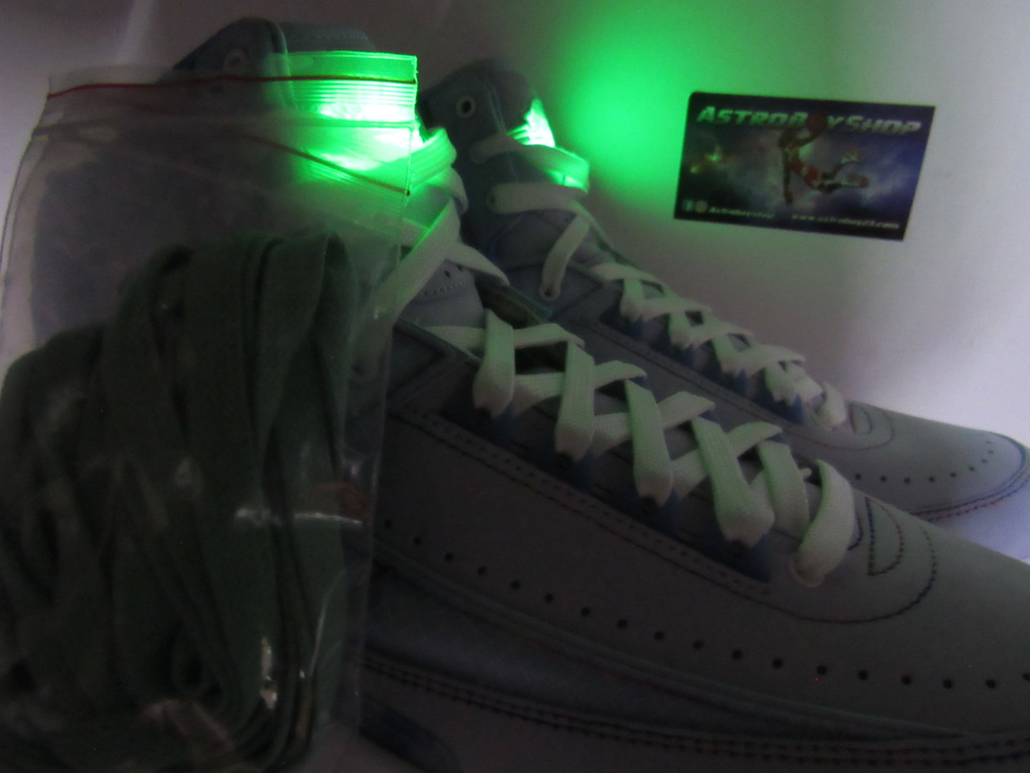 JORDAN 2 X J BALVIN FOSFORECENTES CON LUZ EN LENGUETA EN CAJA