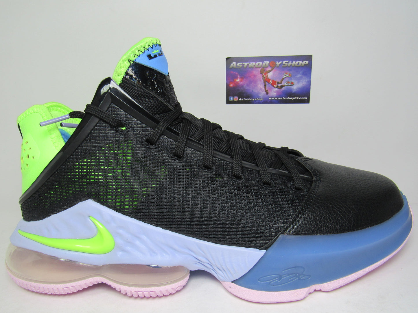 LEBRON 19 LOW "GHOST GREEN" EN CAJA