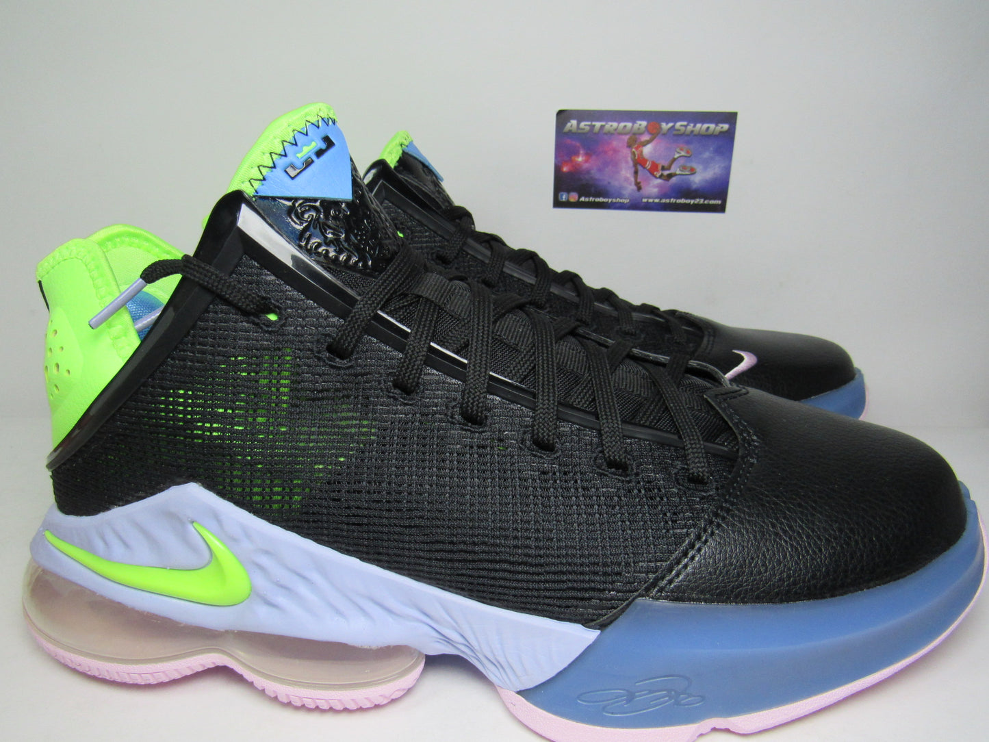LEBRON 19 LOW "GHOST GREEN" EN CAJA