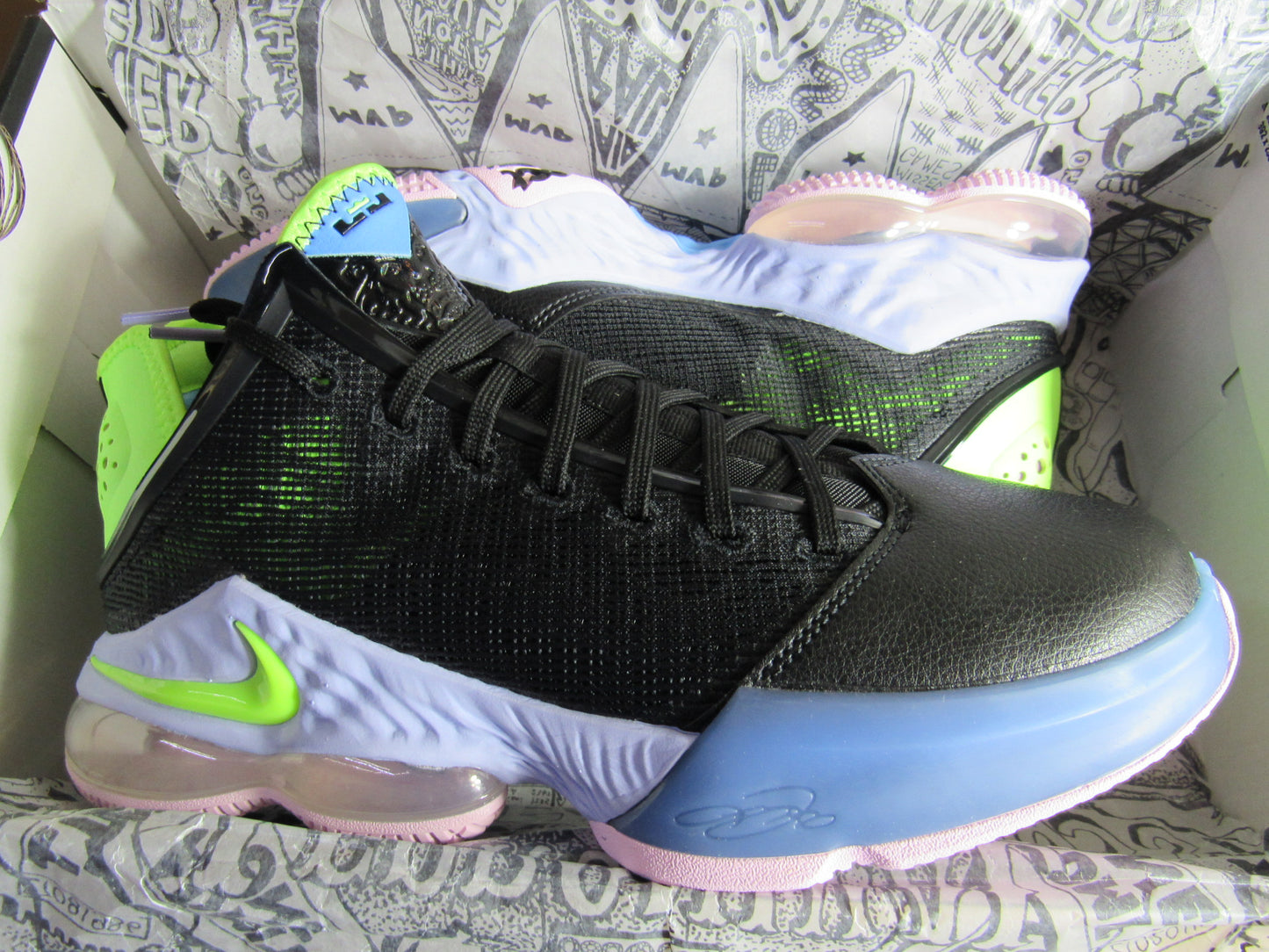 LEBRON 19 LOW "GHOST GREEN" EN CAJA