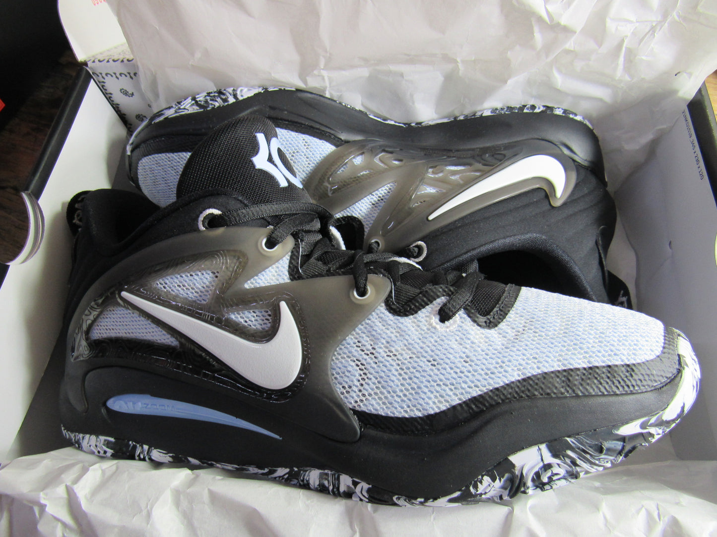 KEVIN DURANT 15 "REFUGE" EN CAJA