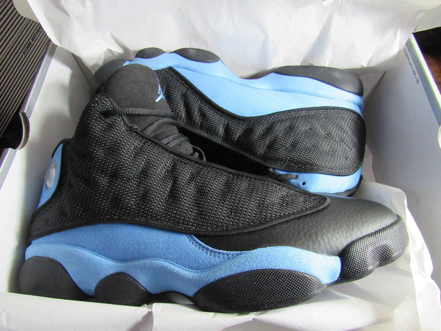 JORDAN 13 "BLACK UNIVERSITY BLUE" EN CAJA