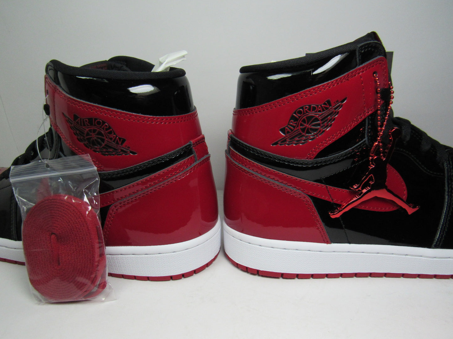 JORDAN 1 HIGH BRED PATENT LIMITED EDITION EN CAJA CON LLAVERO
