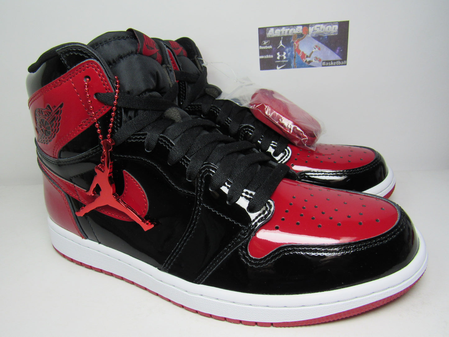 JORDAN 1 HIGH BRED PATENT LIMITED EDITION EN CAJA CON LLAVERO