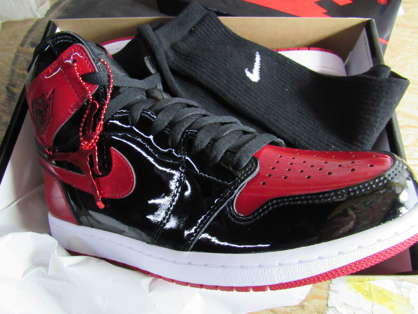 JORDAN 1 HIGH BRED PATENT LIMITED EDITION EN CAJA CON LLAVERO