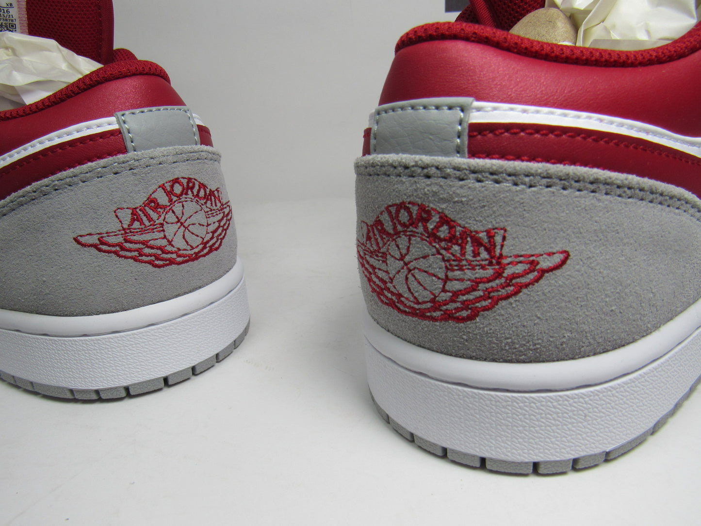 JORDAN 1 LOW SMOKE GREY RED EN CAJA