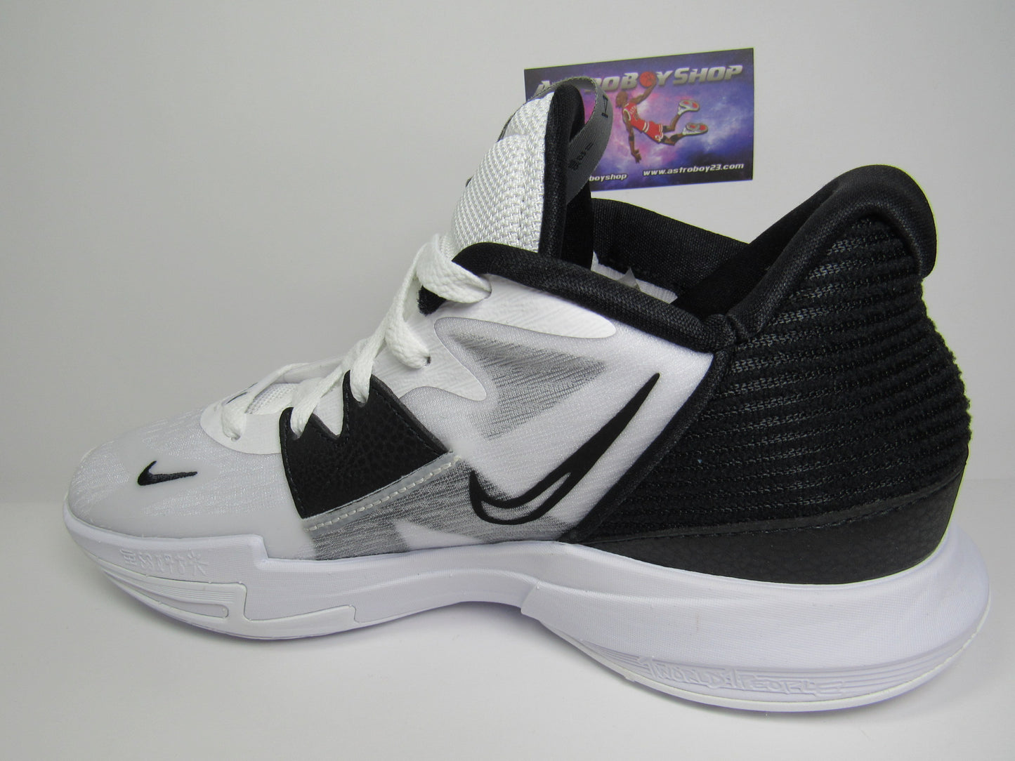 KYRIE LOW 5 "WHITE" EN CAJA