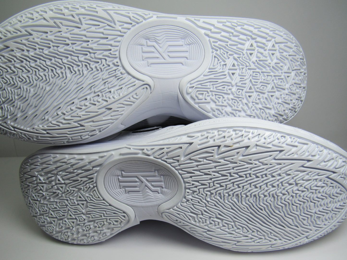 KYRIE LOW 5 "WHITE" EN CAJA