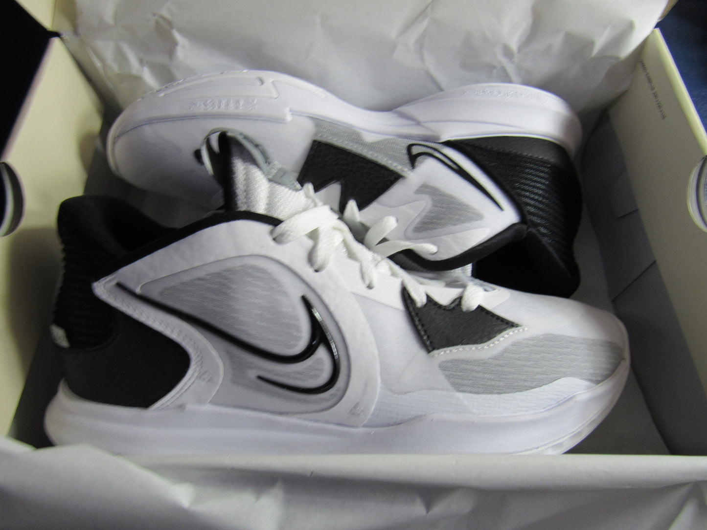 KYRIE LOW 5 "WHITE" EN CAJA