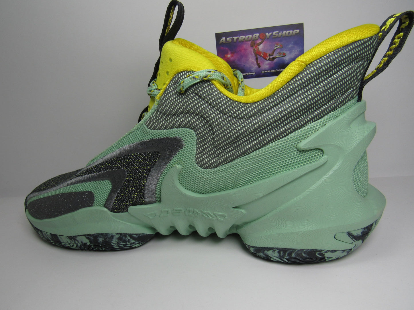 NIKE COSMIC 2 ENAMEL GREEN EN CAJA