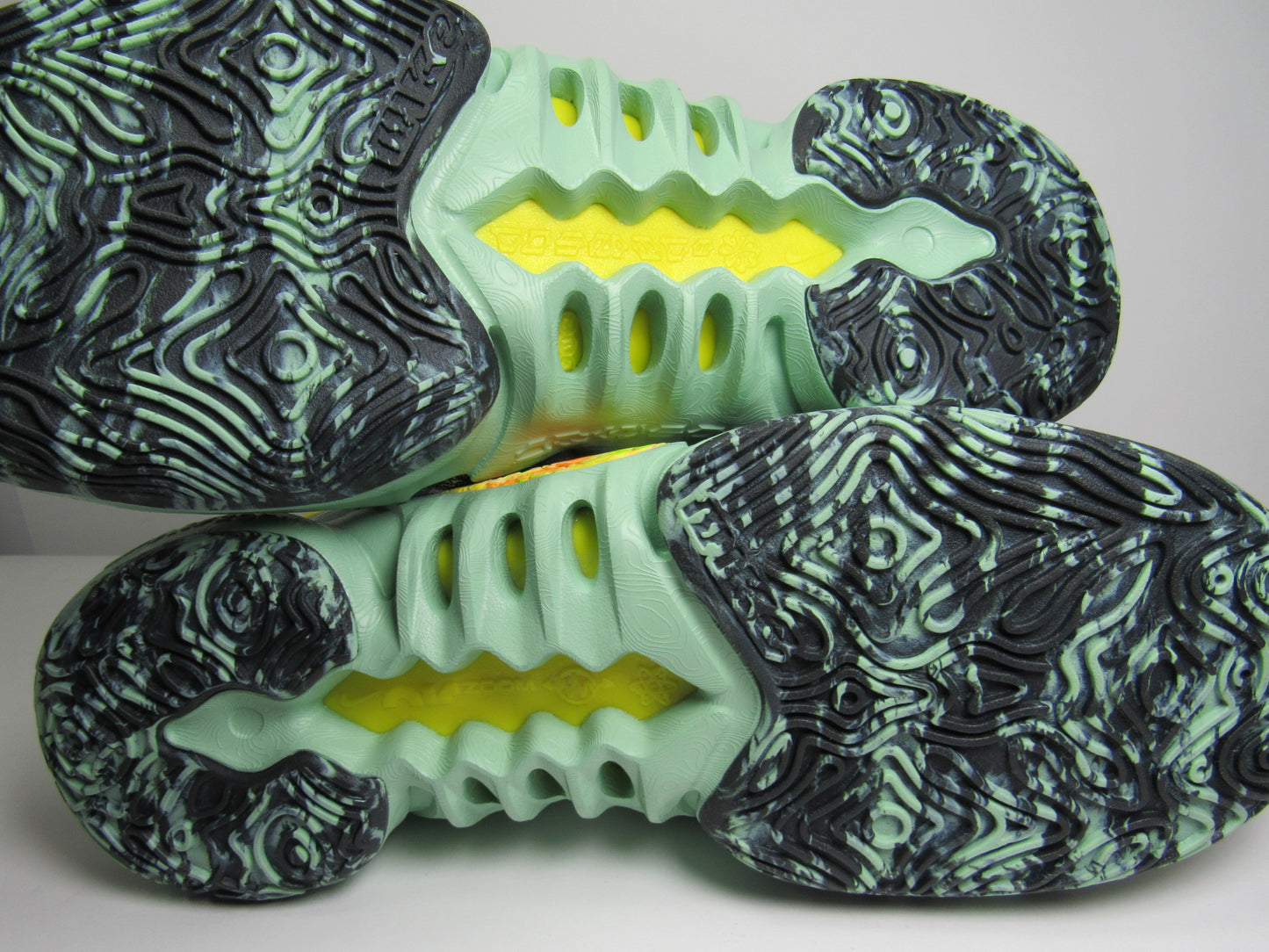 NIKE COSMIC 2 ENAMEL GREEN EN CAJA