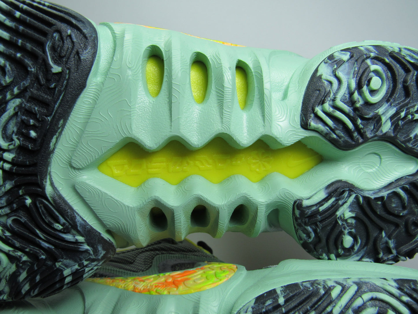 NIKE COSMIC 2 ENAMEL GREEN EN CAJA