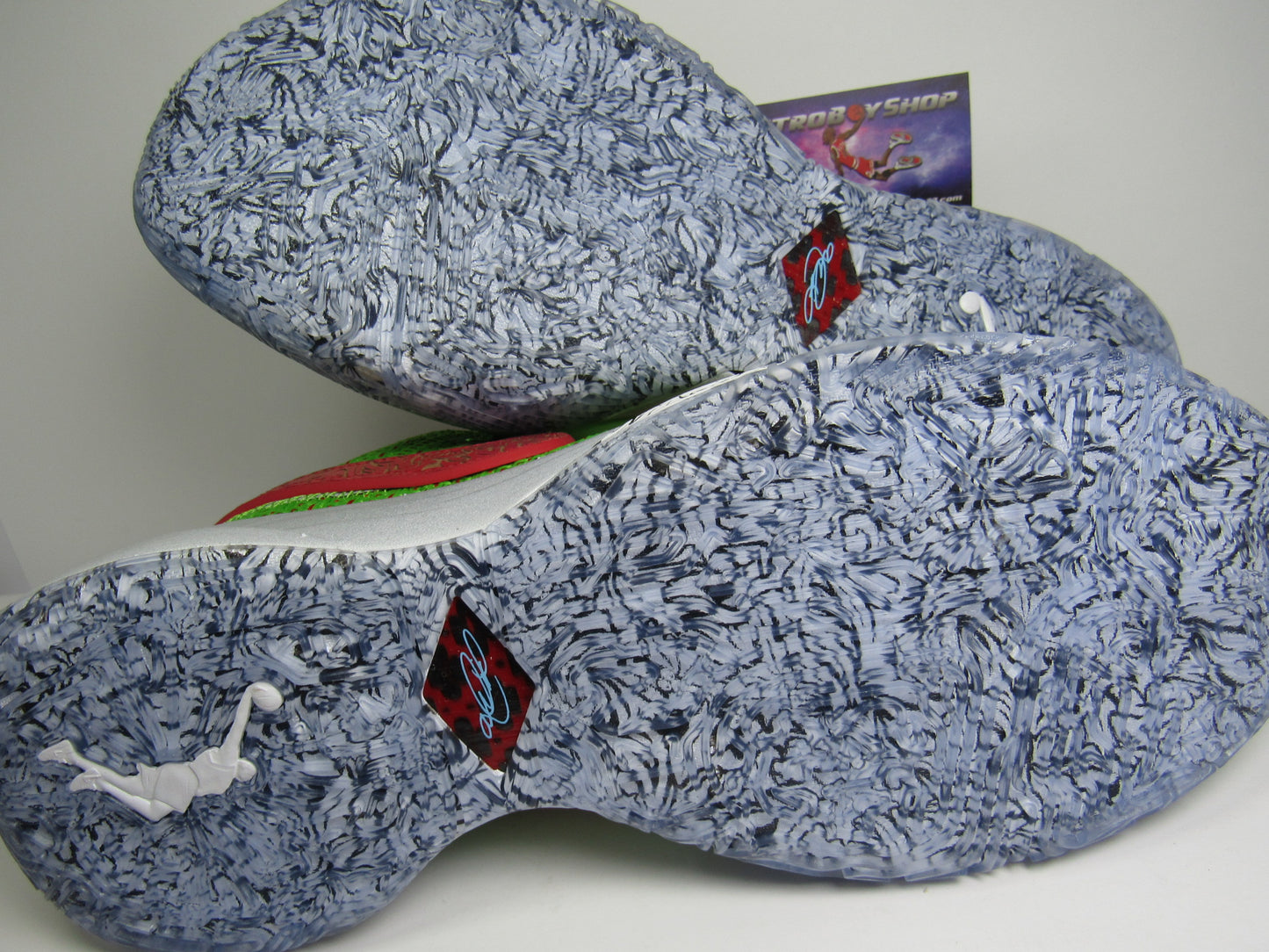 LEBRON 20 "GRINCH" LIMITED EDITION EN CAJA