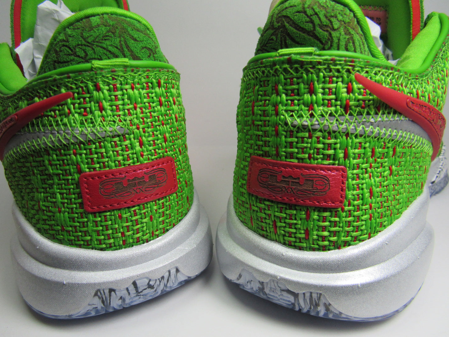 LEBRON 20 "GRINCH" LIMITED EDITION EN CAJA