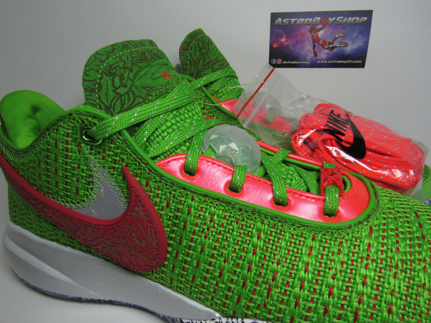 LEBRON 20 "GRINCH" LIMITED EDITION EN CAJA