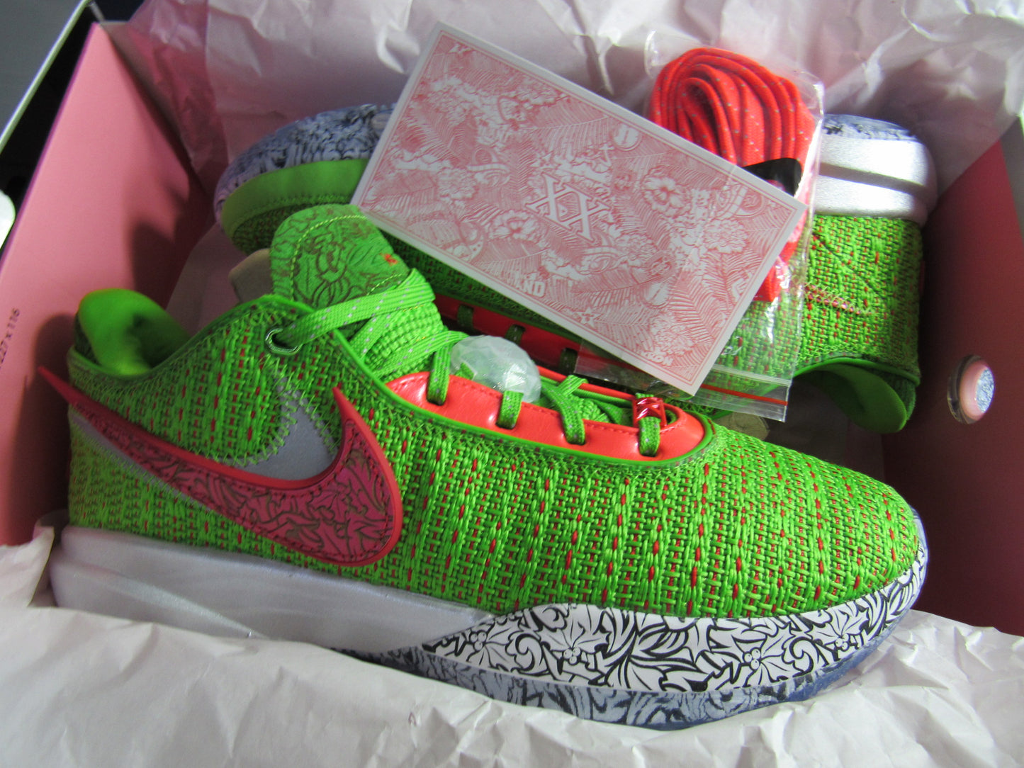 LEBRON 20 "GRINCH" LIMITED EDITION EN CAJA
