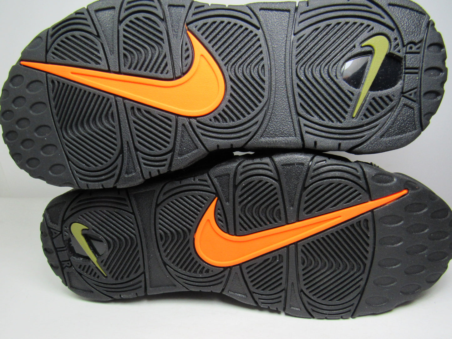 PIPPEN AIR MORE UPTEMPO ROUGH GREEN EN CAJA
