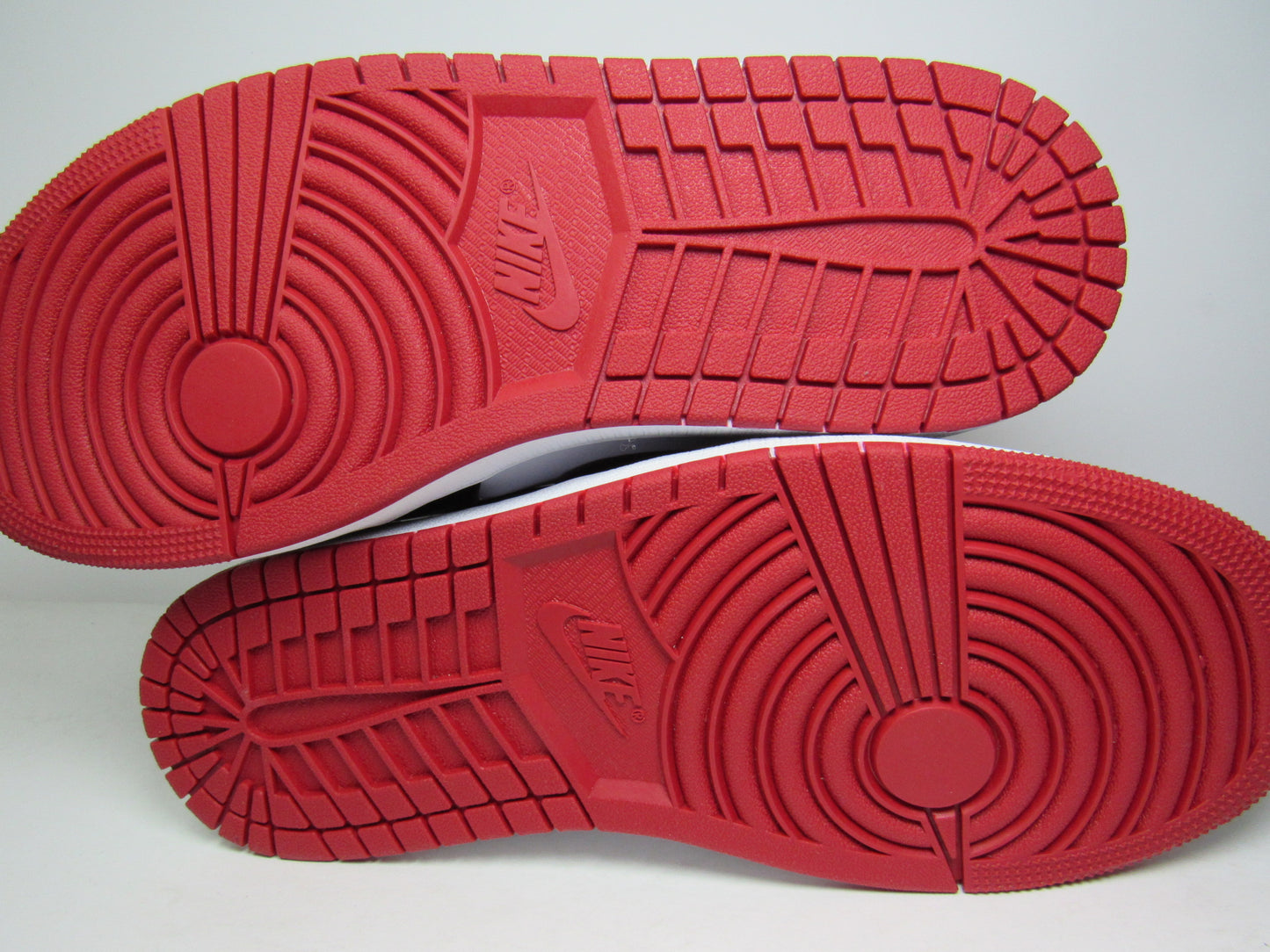 JORDAN 1 LOW BRED TOE EN CAJA