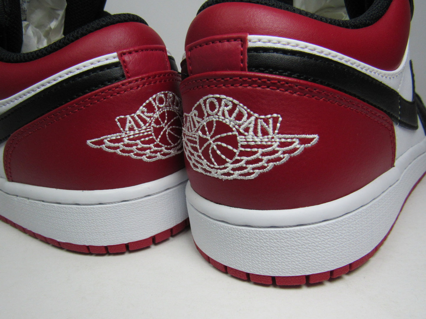 JORDAN 1 LOW BRED TOE EN CAJA