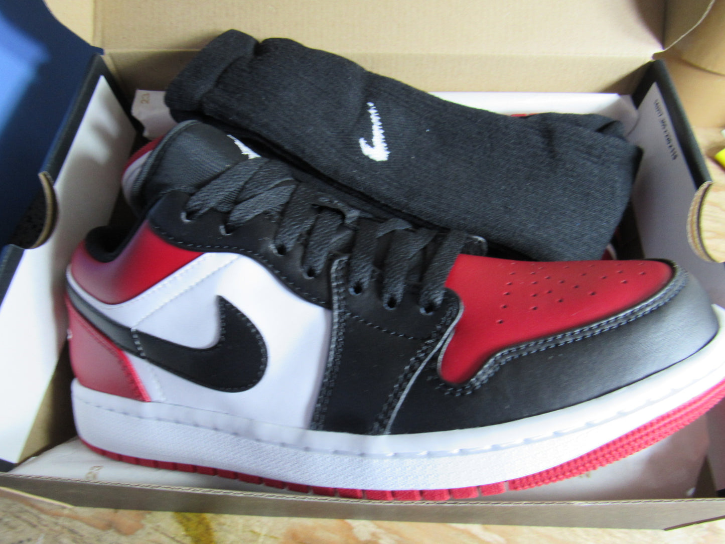 JORDAN 1 LOW BRED TOE EN CAJA