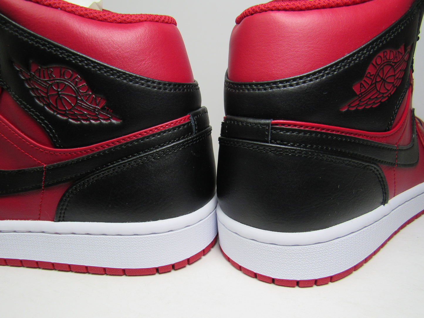 JORDAN 1 MID REVERSE BRED EDITION EN CAJA