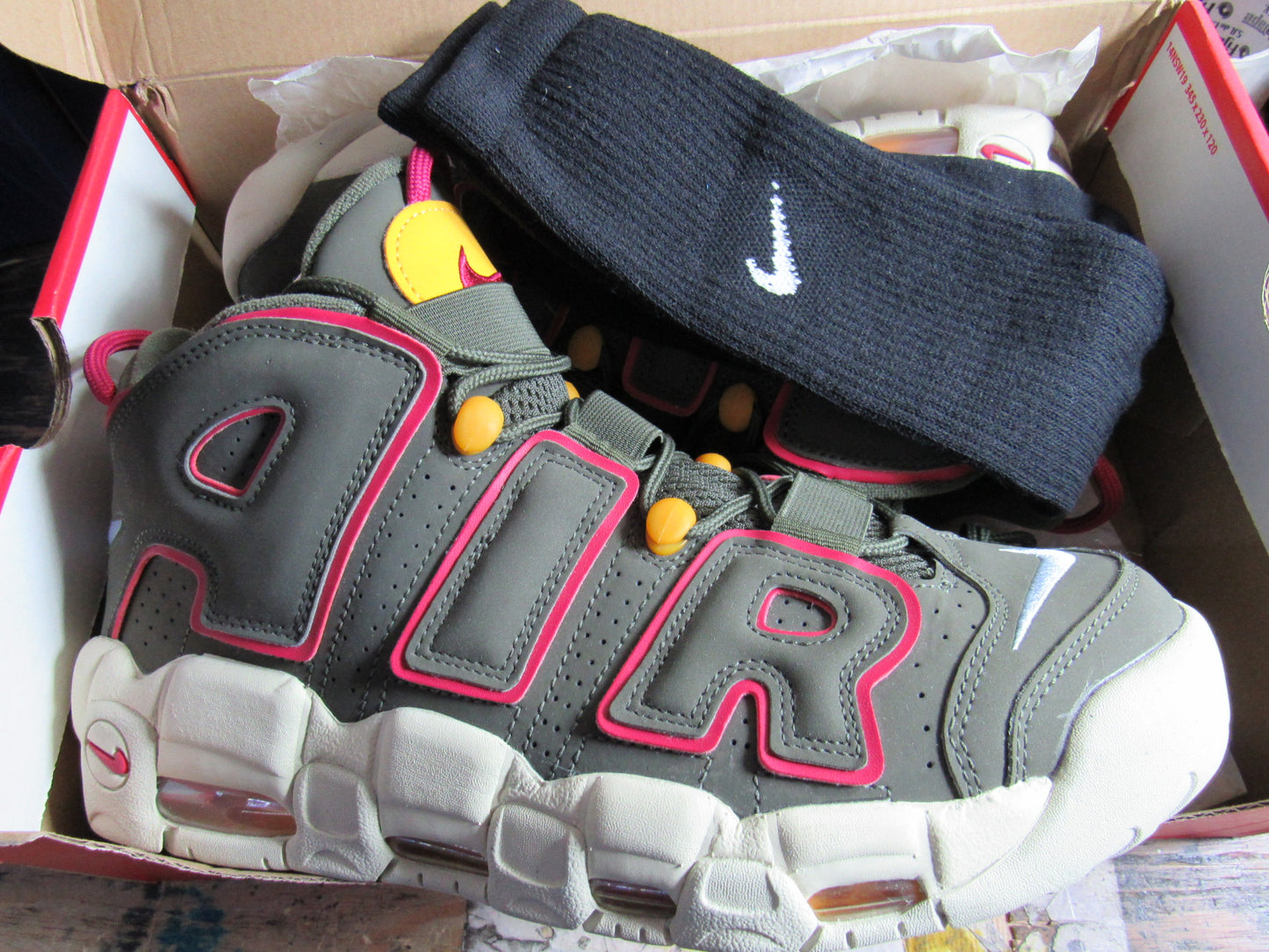 PIPPEN AIR MORE UPTEMPO "CARGO KHAKI" EN CAJA