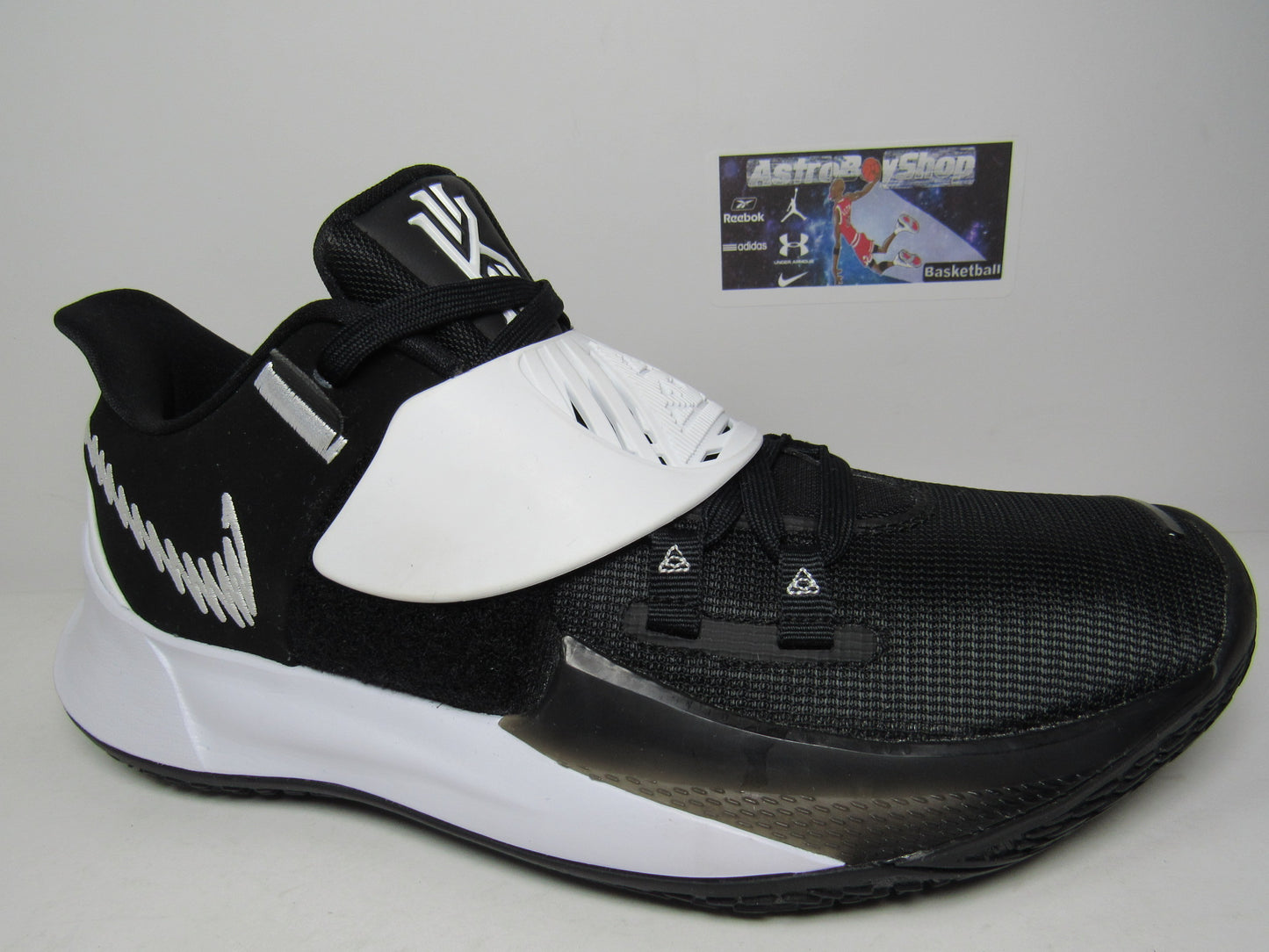KYRIE 3 LOW BLACK AND WHITE EN CAJA NIKE