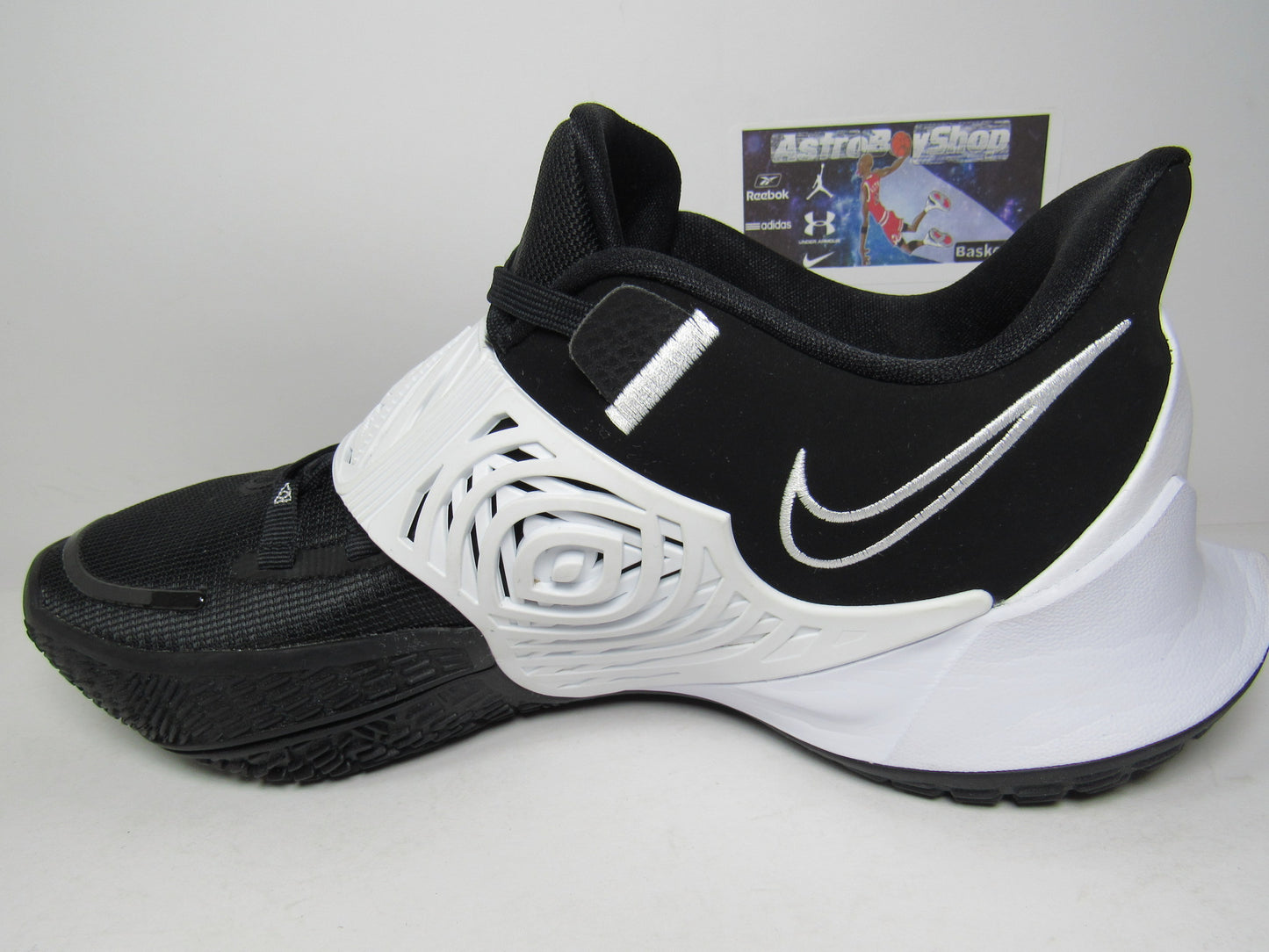 KYRIE 3 LOW BLACK AND WHITE EN CAJA NIKE