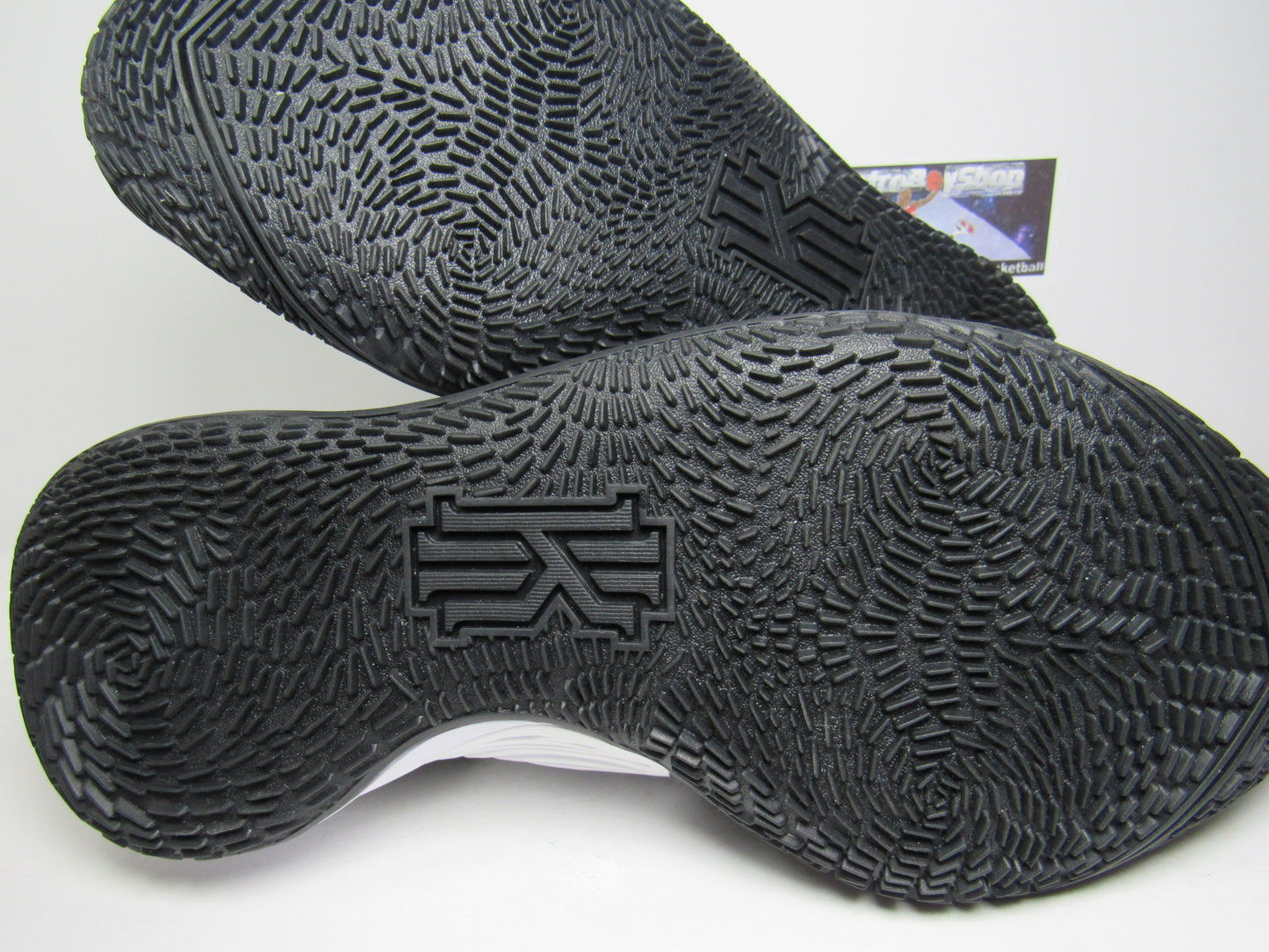 KYRIE 3 LOW BLACK AND WHITE EN CAJA NIKE