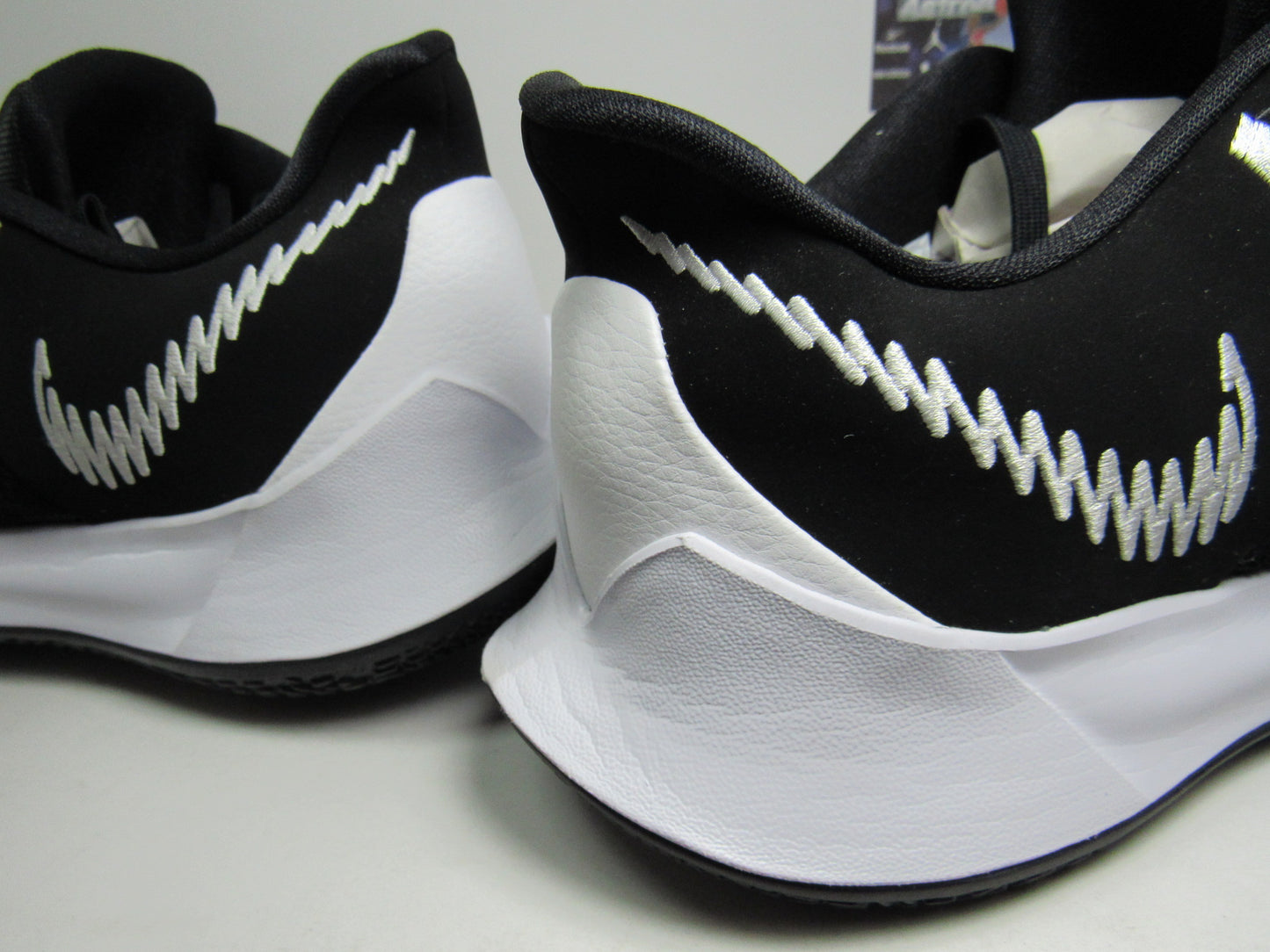 KYRIE 3 LOW BLACK AND WHITE EN CAJA NIKE
