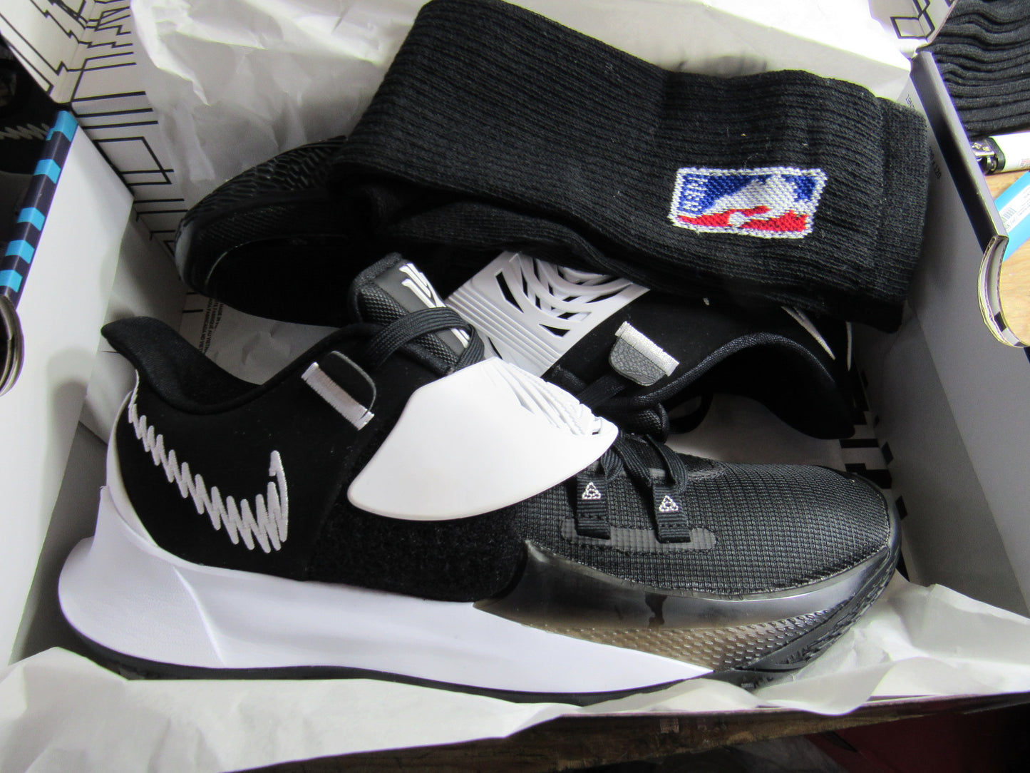 KYRIE 3 LOW BLACK AND WHITE EN CAJA NIKE