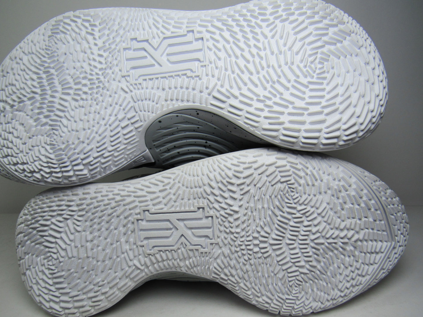 KYRIE 3 LOW WOLF GREY EN CAJA NIKE