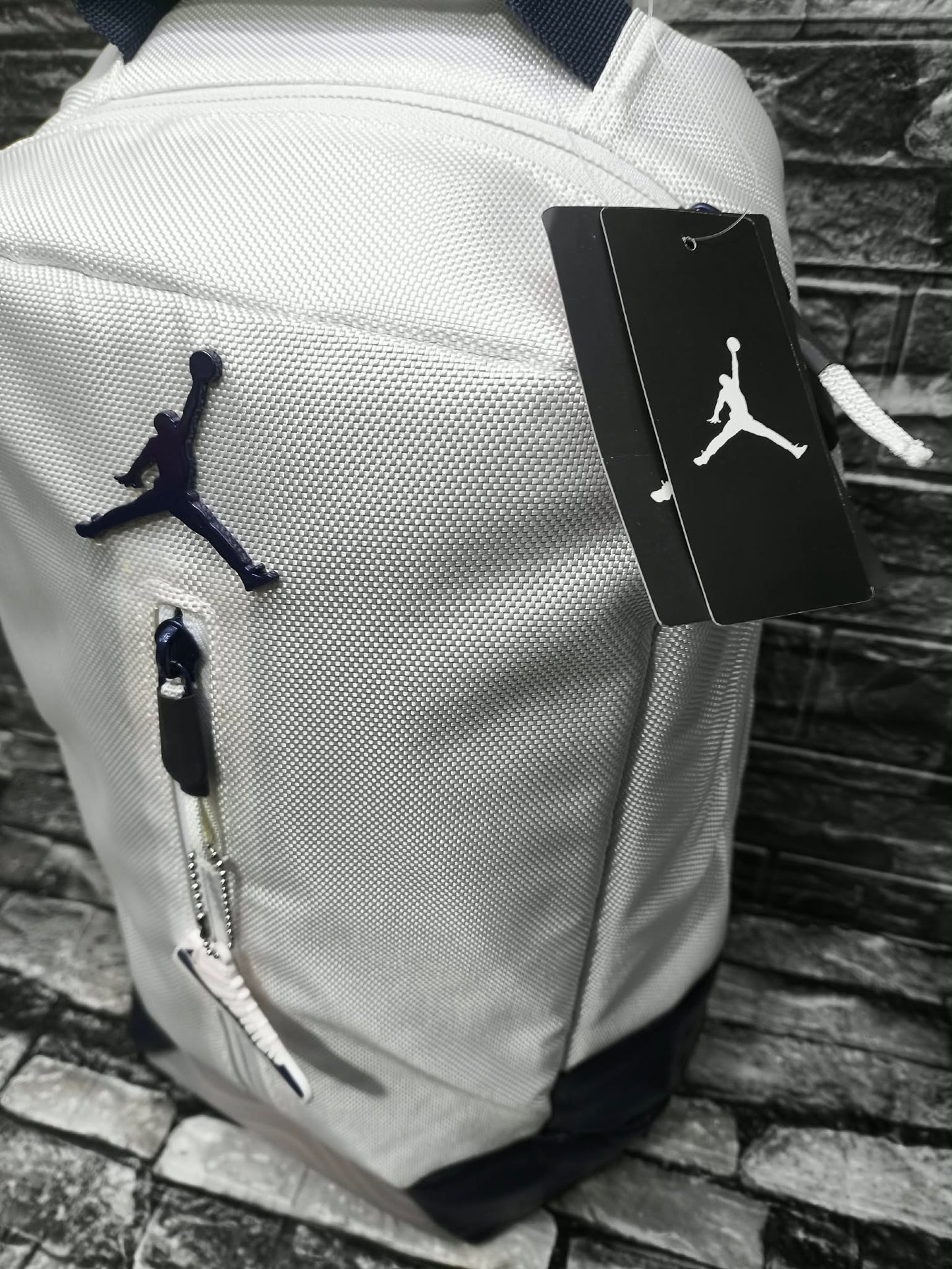 MOCHILA JORDAN 11 OBSIDIAN CON LLAVERO