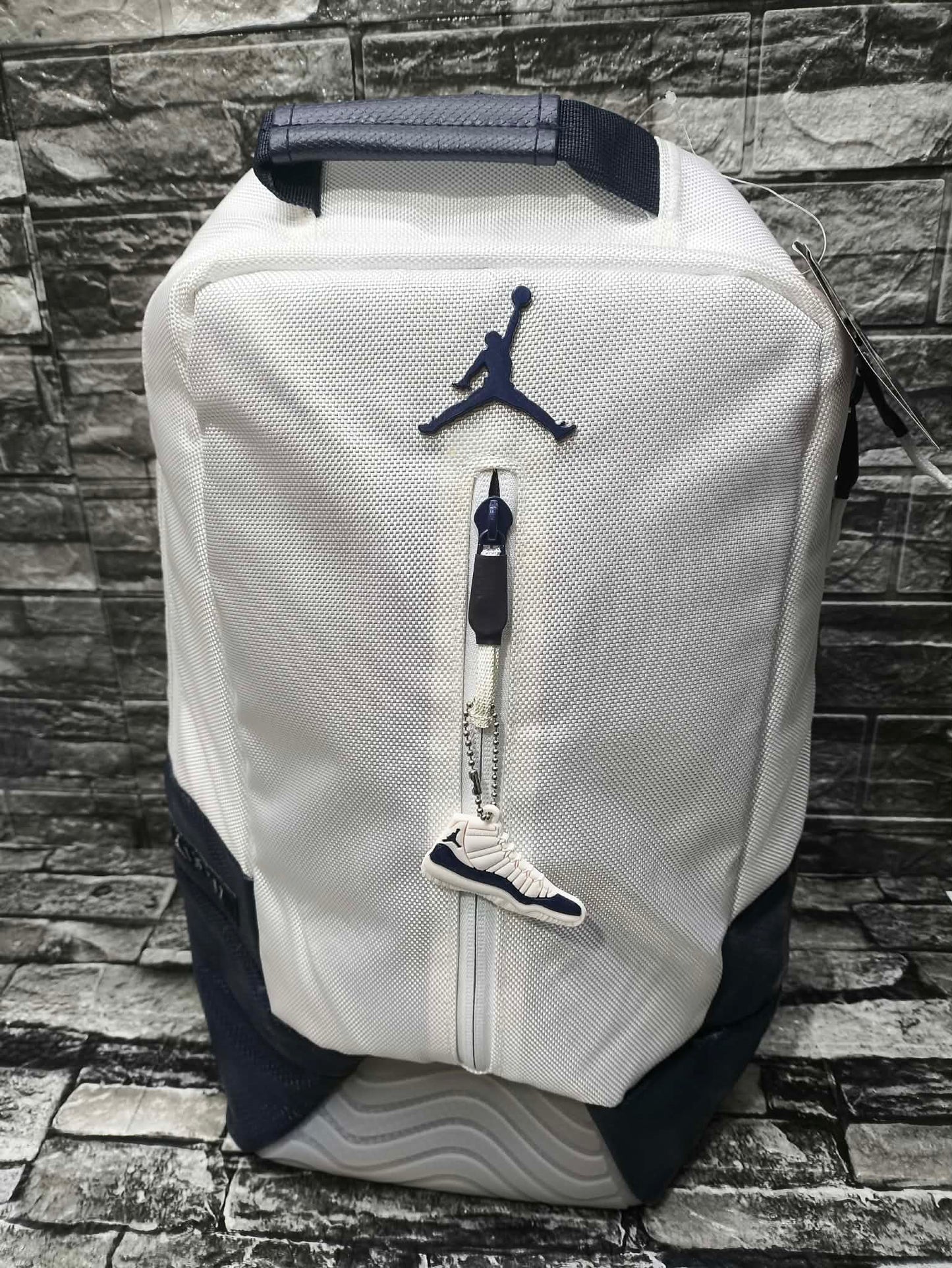 MOCHILA JORDAN 11 OBSIDIAN CON LLAVERO